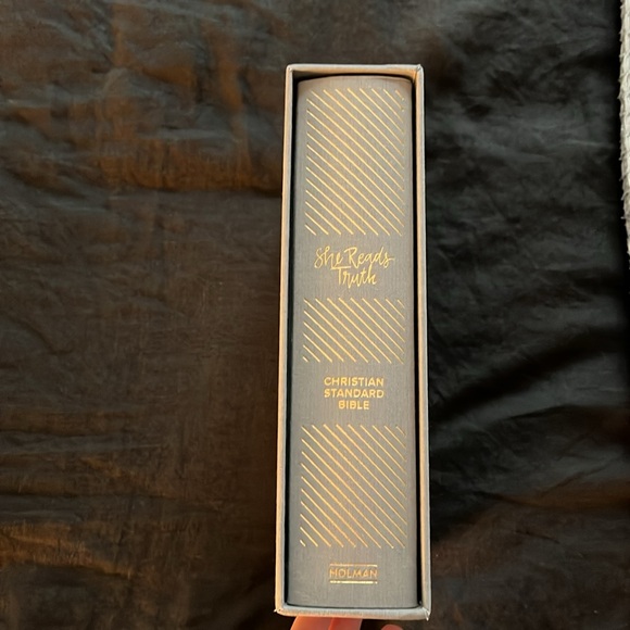 She Reads Truth Bible NWT! - Picture 2 of 4